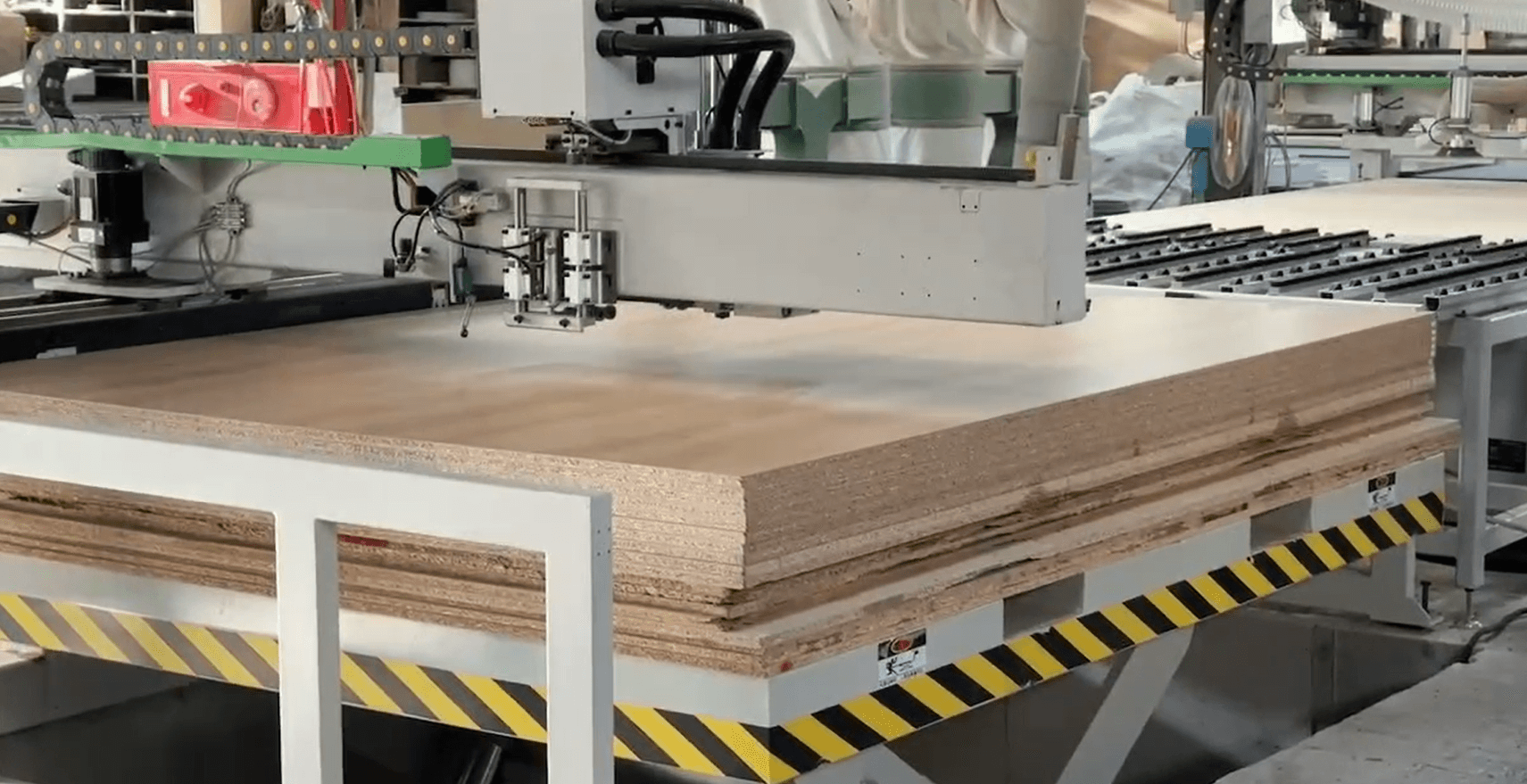 逸品系統櫃工廠切割機台