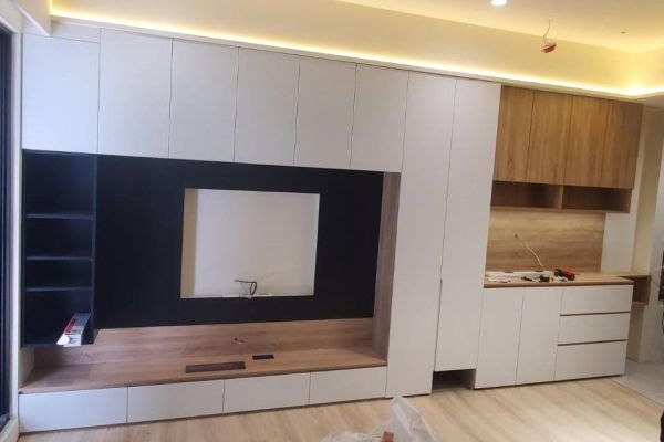 品橙－坤悅君匯｜臥榻、玄關高櫃與電視櫃的系統櫃整合案例