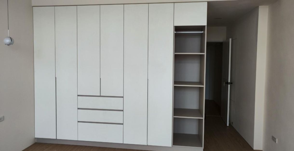 松明街｜電視吊抽櫃、房間收納櫃與玄關鞋櫃的系統櫃案例