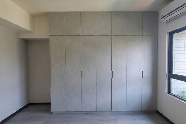 興大之櫻－丁先生｜玄關與房間的系統櫃收納整合案例