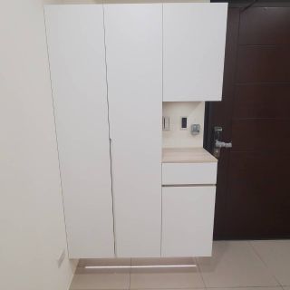 淇淇世界花園玄關櫃設計：懸空式純白系統鞋櫃，整合中空置物平台與插座，優化門口收納機能。