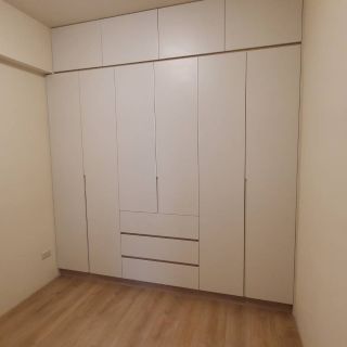 淇淇世界花園臥室裝修實績：全牆式頂天立地衣櫃規劃，無把手簡約門片打造現代北歐風格。