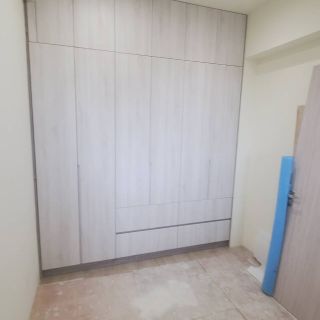 富霖映樂系統櫃工程：頂天立地式無把手系統衣櫃立面，展現極簡美學與極致收納坪效。