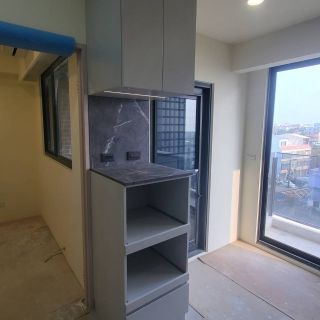 富霖映樂電器櫃設計：現代灰質感系統櫥櫃，配置石紋背板與多功能電器收納空間。