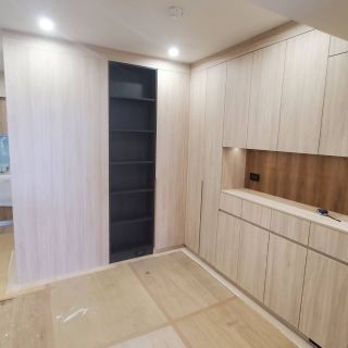 郁逸高雄棋琴收納設計：多功能書櫃與餐櫃整合，中段鏤空平台方便置物與展示。