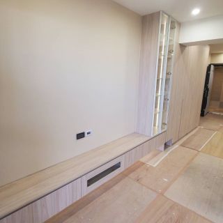 郁逸高雄棋琴客廳主牆：長型懸空電視矮櫃銜接高身玻璃門片展示櫃，增加視覺層次感。