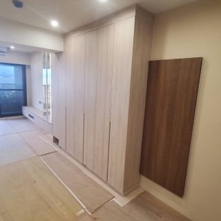 郁逸高雄棋琴空間機能：臥室大容量收納櫃與床邊桌整合，提升小坪數坪效利用。