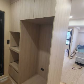 郁逸高雄棋琴廚房規劃：客製化冰箱框架櫃與頂部儲物櫃，完美解決廚房電器收納難題。