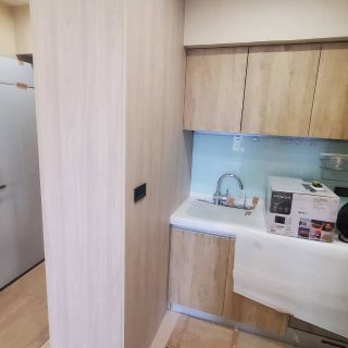 郁逸高雄棋琴廚房細節：一體式系統櫥櫃搭配人造石檯面，考量日常耐用性與清潔便利。