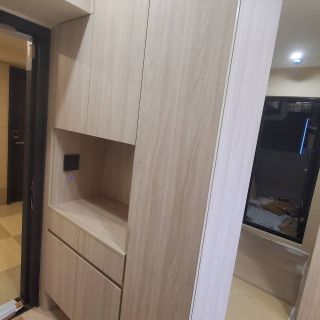 郁逸高雄棋琴玄關收納：頂天立地式鞋櫃結合穿鞋台空間，優化進出門動線與機能。