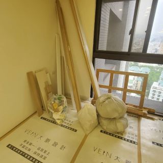 西屯匯室內設計施工現場：大脈設計團隊進行木作材料進場與基礎保護工程。