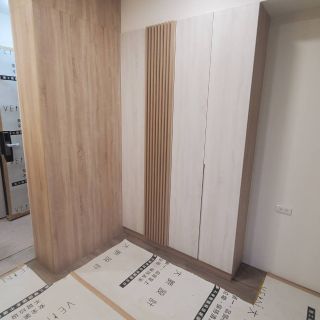 西屯匯熊小姐案例：玄關系統收納櫃結合垂直木格柵設計，展現現代簡約美學。