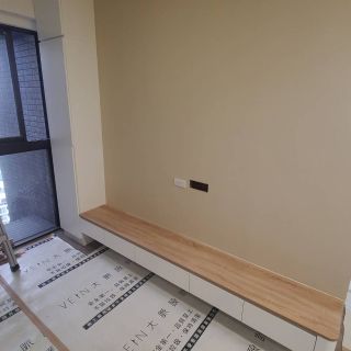 西屯匯客廳電視牆規劃：懸空式長型電視矮櫃，上方留白牆面預留影音與收納空間。