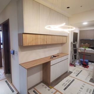 西屯匯熊小姐家：餐廳系統餐邊櫃設計，搭配現代風格環狀吊燈營造質感用餐氛圍。