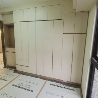 西屯匯大容量收納牆：公領域整面式系統家具規劃，滿足一家人多功能的儲物需求。