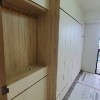 西屯匯系統櫃工程：細膩木紋背板與白色門片配色展示，體現高品質施工工法。