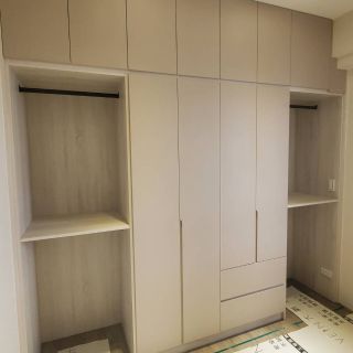 西屯匯臥室設計實績：頂天立地系統衣櫃整合掛衣與層板空間，維持臥室整潔。