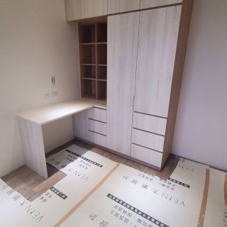 西屯匯臥室機能規劃：L 型整合式系統書桌與衣櫃一體化設計，解決小坪數收納難題。