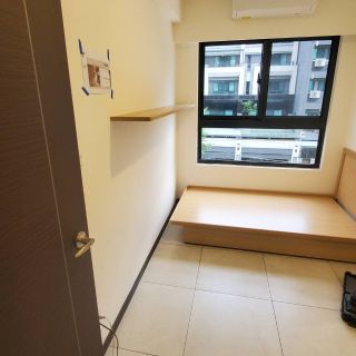 捷市邦臥室家具配置：架高式木質床底座與牆面裝飾層板，客製化系統家具實景。