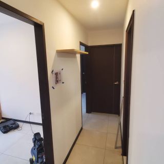 捷市邦室內裝修進度：廊道牆面與功能性木質層板施工，維持居家動線乾淨俐落。