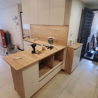 捷市邦廚房施工現場：系統櫃與人造石檯面安裝過程，展示精細的收納工法。