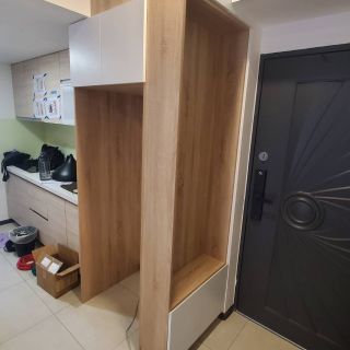 捷市邦玄關櫃設計：大面積木紋系統櫃結合入口鞋櫃，提升門戶收納機能。