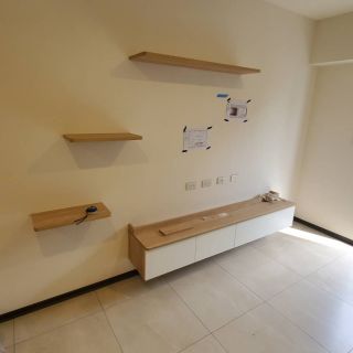 捷市邦電視牆設計細節：階梯式層板與白色系統櫃體定位，打造客製化視覺焦點。