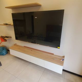 捷市邦客廳電視櫃規劃：懸空式層板設計與長型收納矮櫃，呈現現代北歐風格。