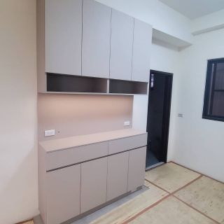 品橙沙鹿案餐廳裝潢：系統餐邊櫃設計，上方搭配噴砂質感吊櫃增加空間穿透感。