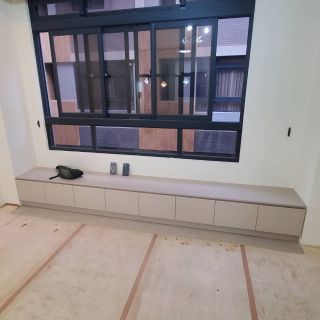 品橙沙鹿案窗邊臥榻：長型收納式臥榻結合窗檯設計，下方為抽屜式系統收納空間。