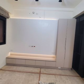 品橙沙鹿案客廳電視牆：簡約風格電視矮櫃搭配高身收納櫃，上方配置軌道燈提升質感。