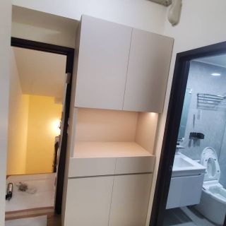 品橙沙鹿案廊道收納：過道區嵌入式收納櫃，中段鏤空區域內嵌照明增加視覺亮度。