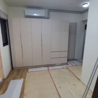 品橙沙鹿案臥室裝修：大容量六門式系統衣櫃，與空間色調協調的淺咖啡色面板。