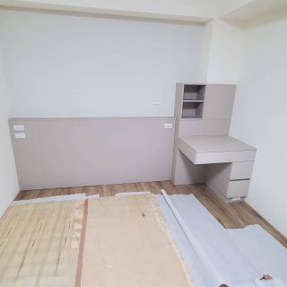 品橙沙鹿案化妝檯設計：床頭造型背板與整合式梳妝區系統櫃，解決樑下空間壓迫。