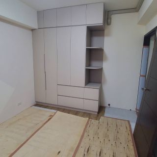 品橙沙鹿案多功能櫃：結合吊衣區、抽屜櫃與開放式展示架的複合式系統家具。