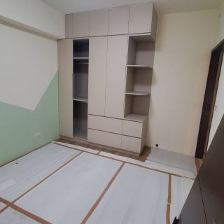 品橙沙鹿案系統衣櫃內部：滑軌門開啟揭示豐富的內部分層規劃與抽屜配置。