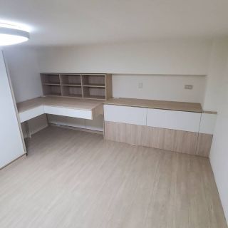 苗栗居家系統櫃設計：多功能書桌銜接開放式收納牆櫃，增加坪效的收納方案。