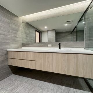 惠宇敦品浴室裝修實績：寬敞面盆浴櫃、大面積鏡面搭配溫暖木紋，打造飯店質感衛浴。