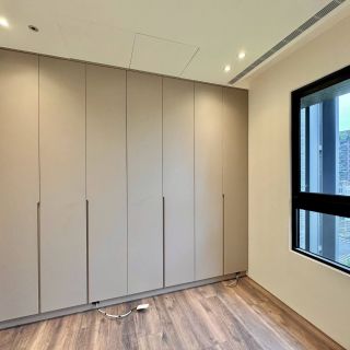 元城上階綠室內設計：全牆式臥室大容量系統衣櫃規劃，無把手片設計提升空間感。