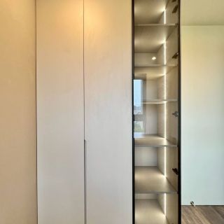 元城上階綠精品展示櫃：黑框玻璃門片搭配內嵌條燈，營造沉穩大氣的居家氛圍。