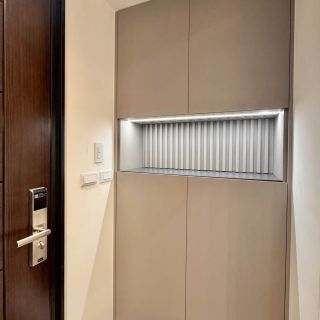 元城上階綠玄關鞋櫃：內嵌感應燈光與木質飾板，打造溫馨進門體驗。