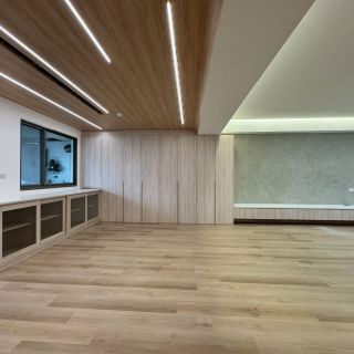 惠宇敦品公領域設計：大面積木質飾面與灰色質感藝術漆主牆交織，展現自然溫潤的居家視感。