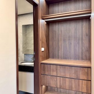 元城上階綠收納機能展示：系統櫃大容量分層規劃，內建抽屜與多層架彈性調整功能。