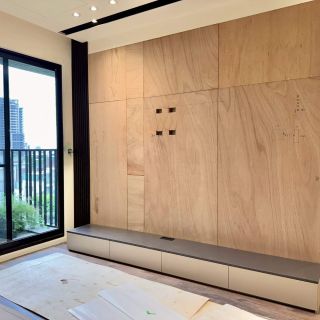 元城上階綠施工實錄：客廳電視牆基底施作工程，預留線路孔位與長型電視矮櫃安裝。