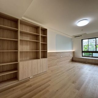 惠宇敦品大容量書櫃：頂天立地木紋系統儲物牆展示，滿足居家藏書與精品展示功能。