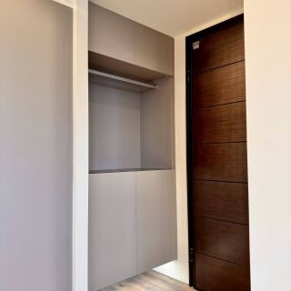 元城上階綠衣櫃局部：開放式掛衣架與封閉式門片的錯落組合設計。