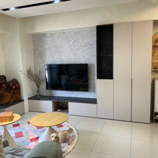 皇家豪門客廳裝修實績：石紋電視主牆結合垂直收納規劃，營造寬敞通透的視覺美感。