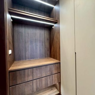 元城上階綠系統櫃細節：深木紋櫃內配置感應式 LED 線性照明，提供質感收納空間。