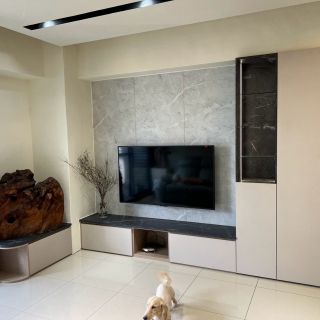 皇家豪門系統櫃規劃細節：電視牆下方深色石紋檯面收納矮櫃，完美隱藏影音線路。