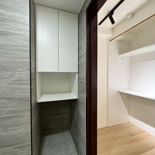 惠宇敦品室內設計：玄關轉角白色系統收納櫃，極簡風格解決畸零空間儲物需求。